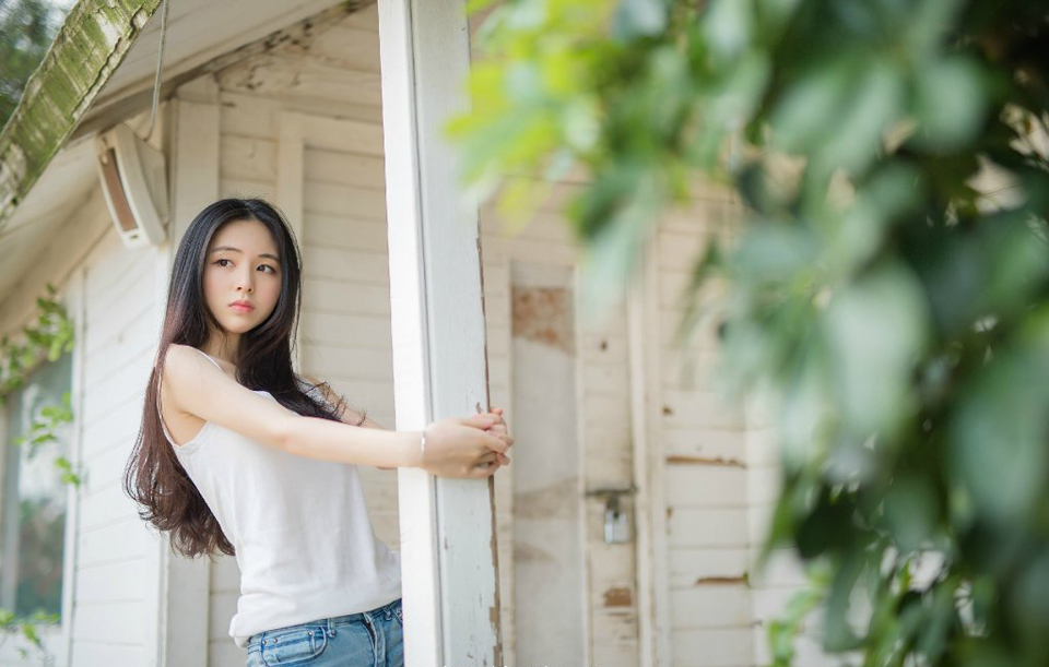 对于他人的生活，我们充其量只是一份暗示一种鼓励启发，还有真诚的关爱。这些态度，可能因而丰富了他人的生活，但这没有可能发展为——代办他人的生命。我们当不起完全为另一个生命而活——即使他人给予这份权利。